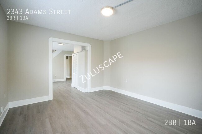 Foto del edificio - 2343 E Adams St