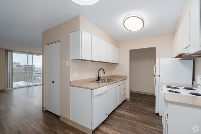 2BR, 1BA- 952SF - Kitchen - The Altura Apartments