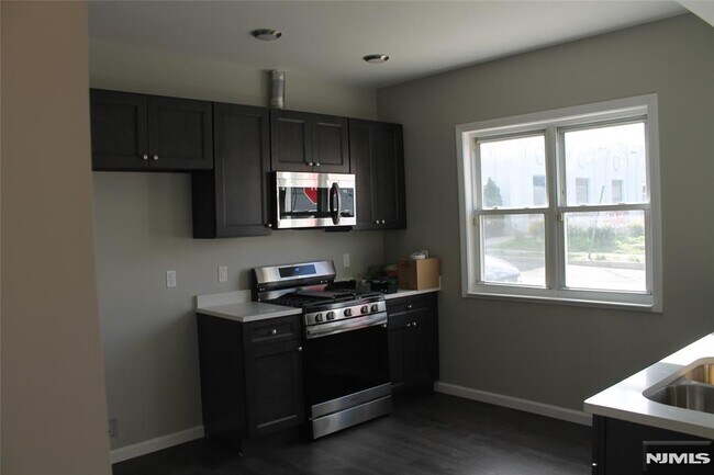 Foto del edificio - 519 Roosevelt Ave