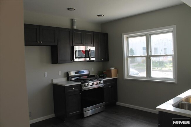 Building Photo - 519 Roosevelt Ave