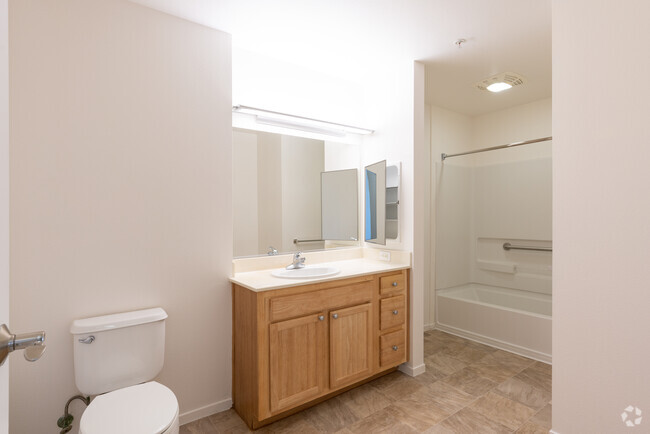 Baño - Village at the Crossing 55+ Senior Community