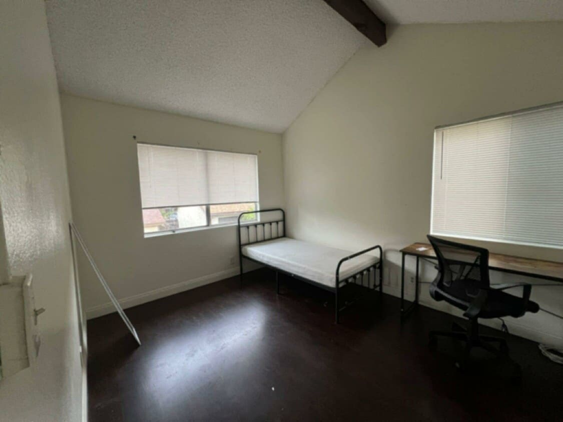 Foto del edificio - 8747 Canby Ave