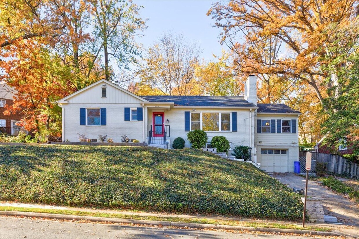 Primary Photo - Incredible 5 bed 4 bath home with garage a...