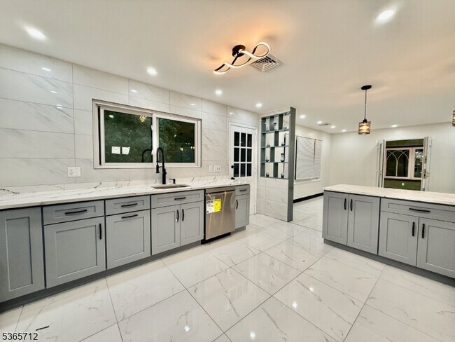 Foto del edificio - 53 Pine Grove Rd