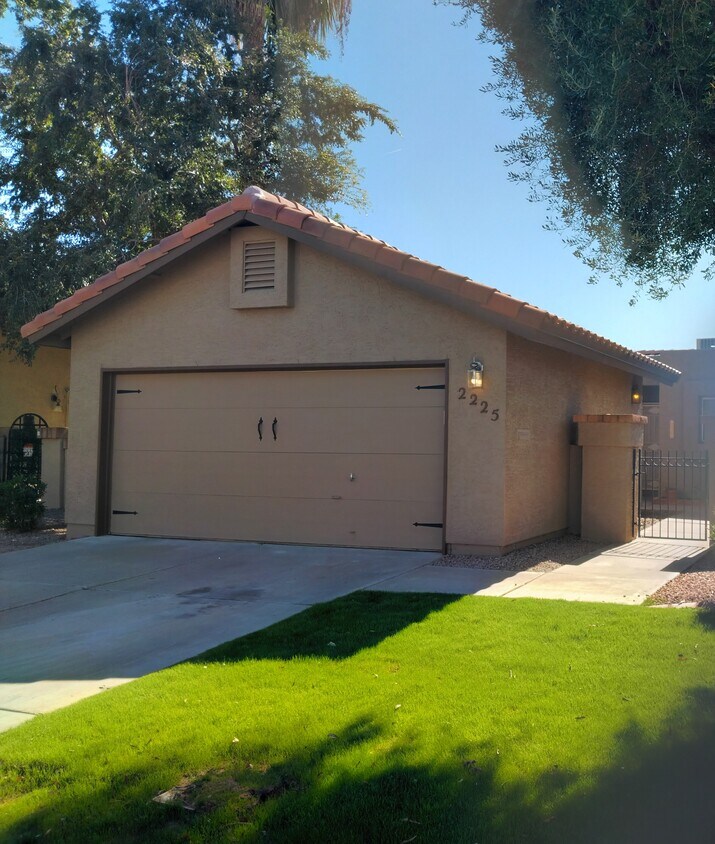 Foto principal - 2225 E Forge Ave