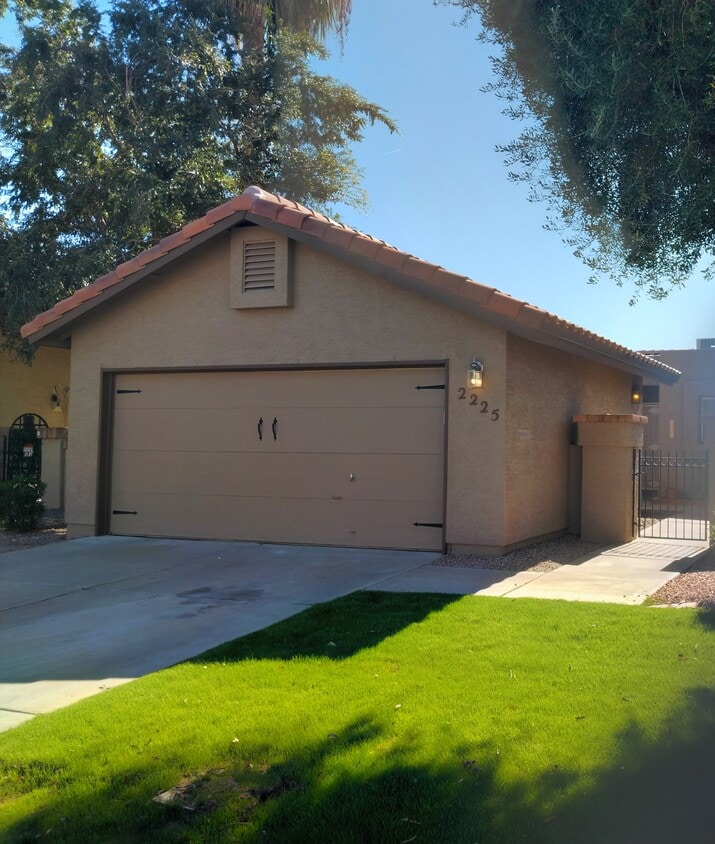 Primary Photo - 2225 E Forge Ave