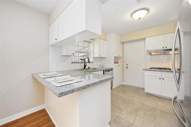 Building Photo - 5013 De Lange Ln