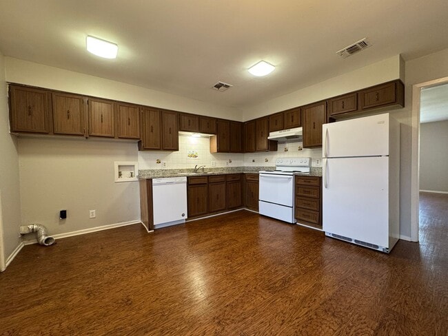 Building Photo - Duplex *LEASING SPECIAL AVAILABLE*