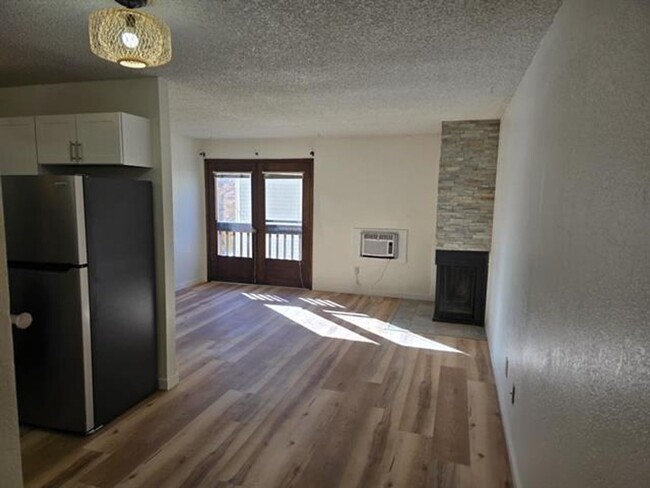 Building Photo - 1-Bedroom Condo with Amenities!