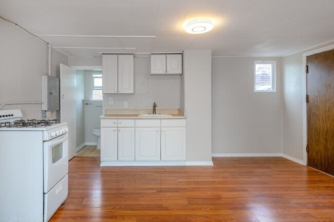 Building Photo - 9041-9049-9049 NE Sandy Blvd