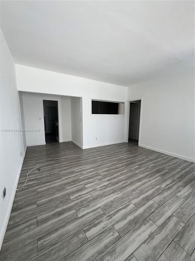 Foto del edificio - 8135 Crespi Blvd