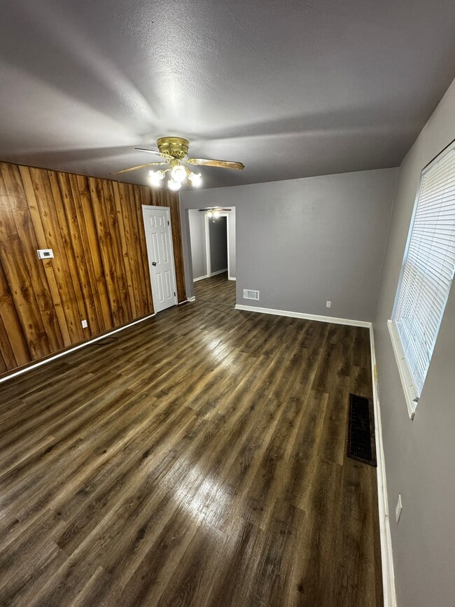 Building Photo - 1921 W Grand Ave