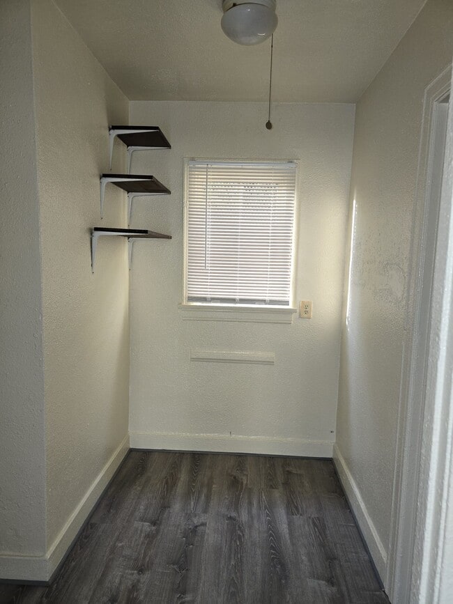 Building Photo - 2808 1/2 Hillcrest Dr