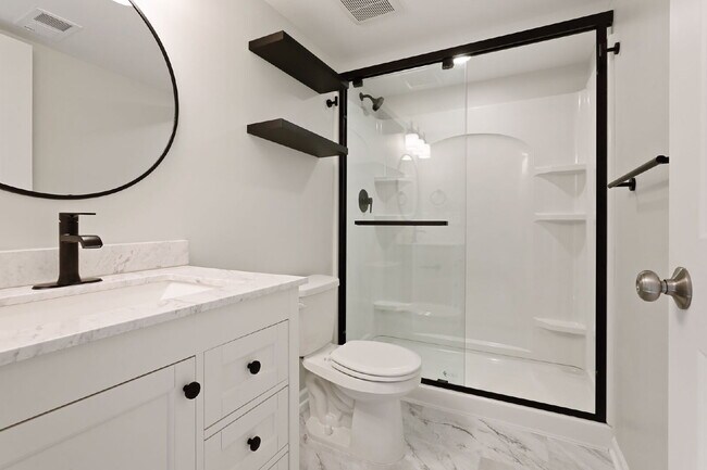 Foto del edificio - Spacious 4BR/2BA Duplex — Available August...