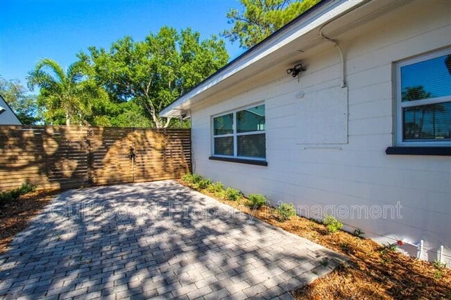 Building Photo - 243 N Lime Ave