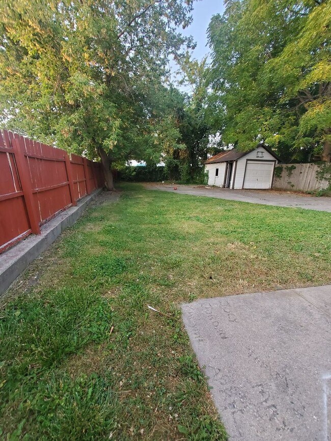 Building Photo - 3 Bedroom Single Family