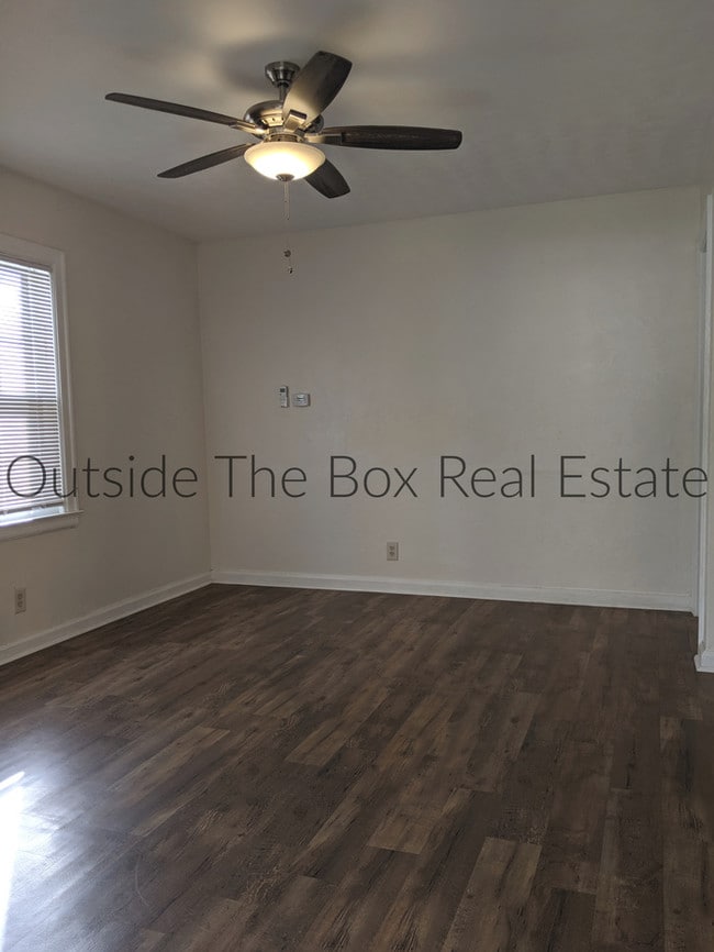 Building Photo - Two Bedroom Ranch Near University of Dayton!