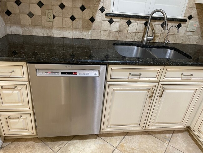 Foto del edificio - 737 Robin Ln