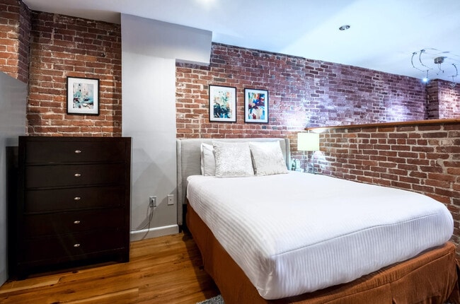 Building Photo - 19 Battery St