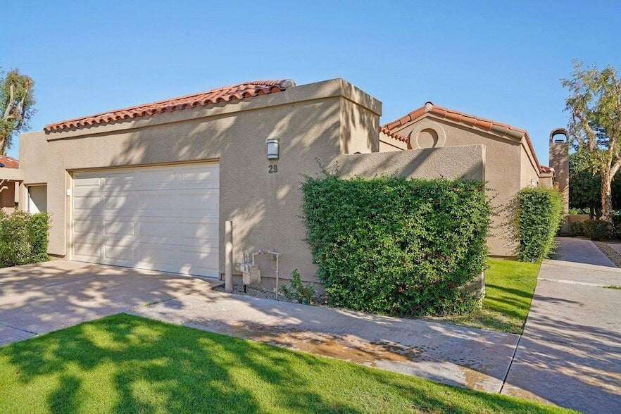 Foto principal - 29 Lakeshore Dr