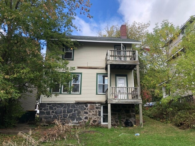 Building Photo - AVAILABLE JUNE 2025 - 3 BED 2 BATH