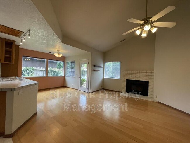 Building Photo - 16 Dahlia Way