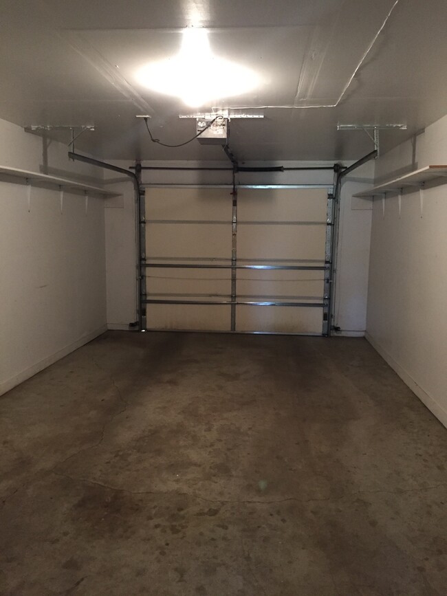 Building Photo - 826 Canary Ln
