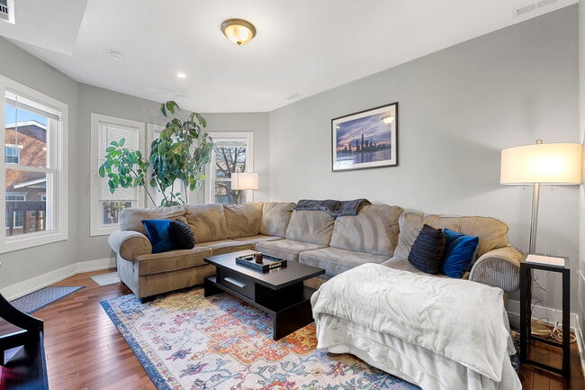 Foto del edificio - 3026 N Allen Ave