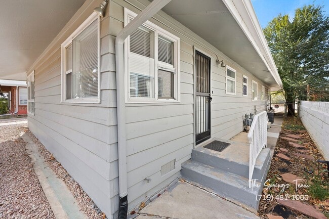 Building Photo - CHARMING WESTSIDE 2BD HOME with A/C - Security Deposit Waiver Available - NO RENT TILL JANUARYT