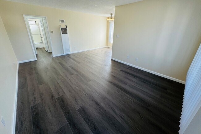 Sala de estar de la unidad 4 - 1230 N Mansfield Ave