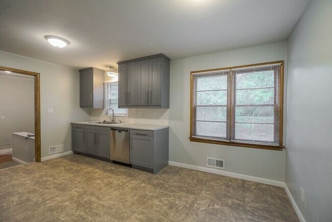 Foto del edificio - Updated 3 Bedroom, 1 Bathroom Home in Rayt...