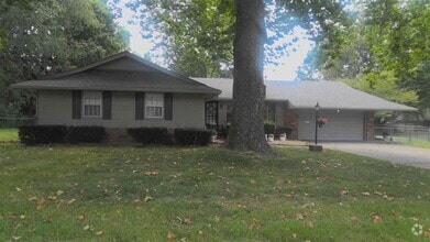 Building Photo - 2302 E Seminole St