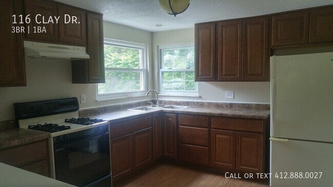 Foto del edificio - 3 bedroom 1 bath Penn Hills Fall special $...