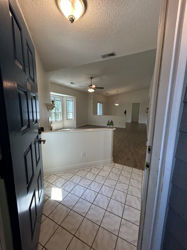 Foto principal - 104 Breezewood Dr
