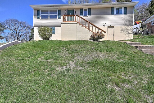 Building Photo - 580 Bays View Rd