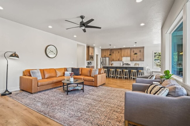 Foto del edificio - 1013 Yew Wood St