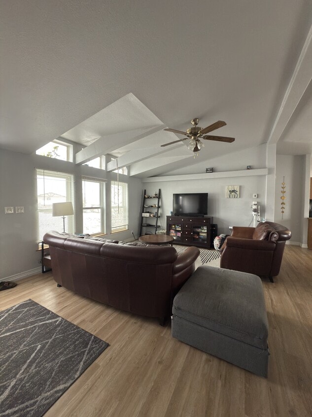 Foto principal - 9812 W Cherokee Dr