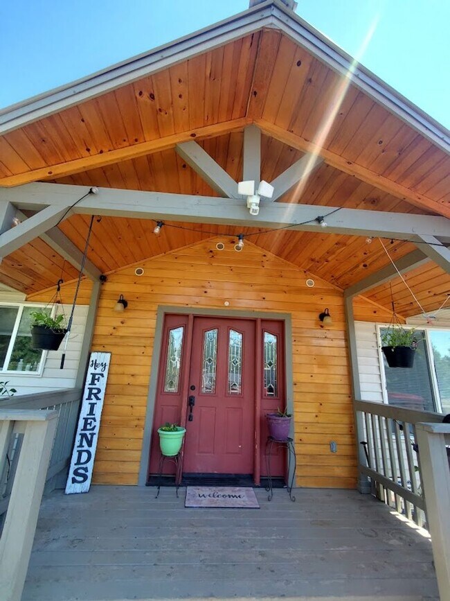 Building Photo - Gorgeous 4 bedroom 3 bathroom Kamiah house...