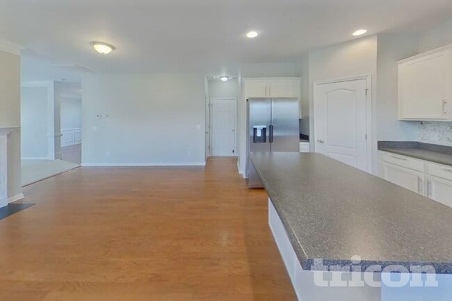 Building Photo - 527 W Saddletree Dr