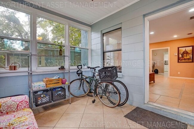 Foto del edificio - Cute 2BR 1BA Home w/ Stainless Kitchen • Fenced Yard in Jacksonville