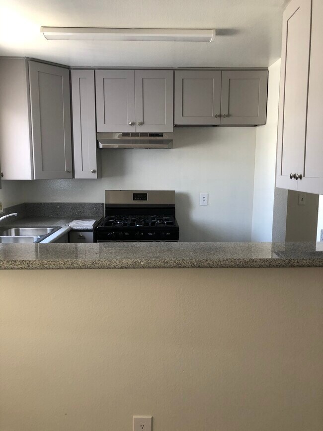 Foto del edificio - 1244 N Orange Dr