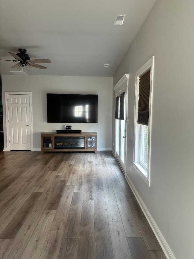 Building Photo - 107 Summertree Dr