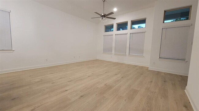 Foto del edificio - 1720 Scenic Hts Ln