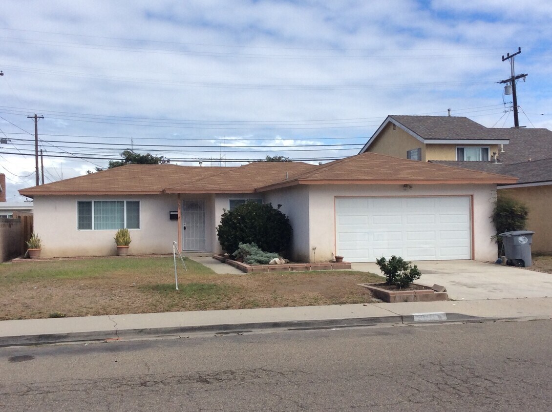 Primary Photo - Spacious 3 bedroom with den and large cove...