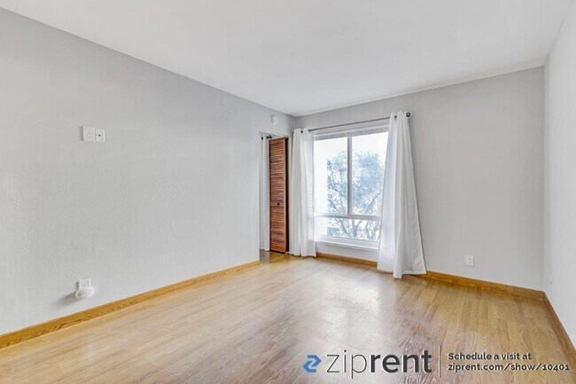 Foto del edificio - 460 N Civic Dr