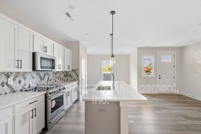 Building Photo - 672 Melville Dr
