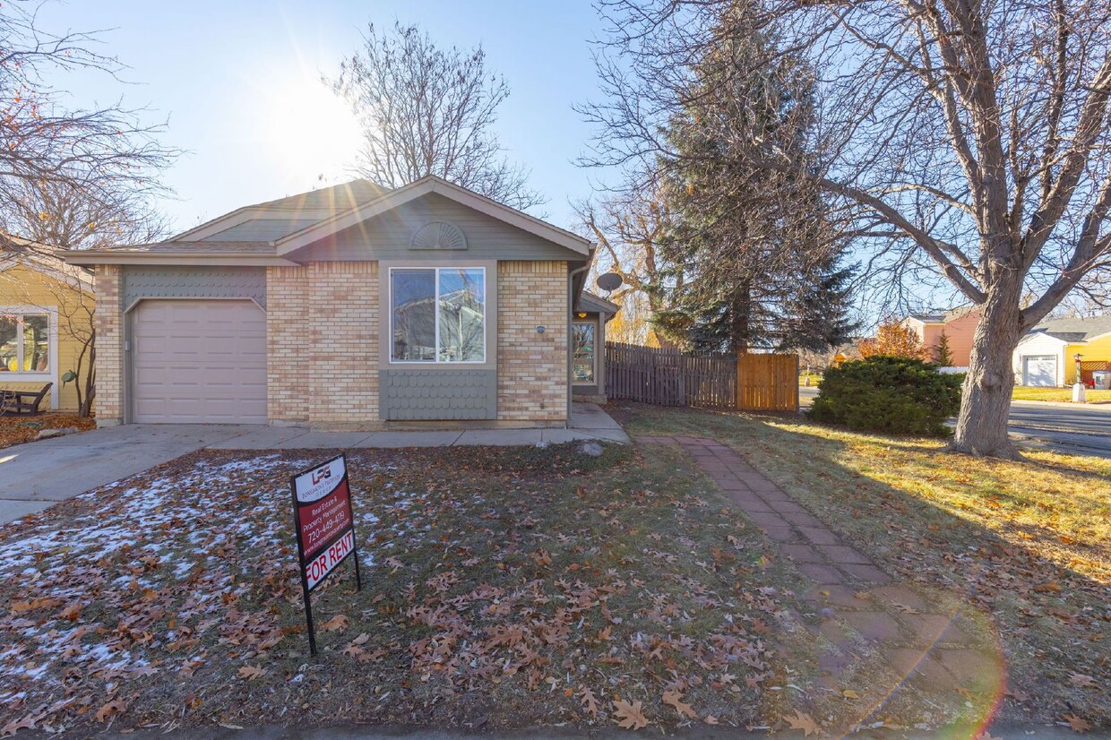 Foto principal - Super Central Longmont Location!