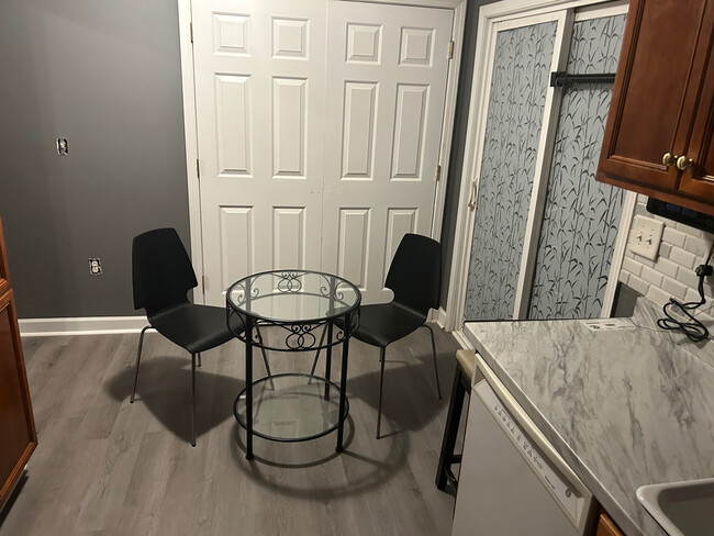 Foto del edificio - Room in House on Brian William Rd