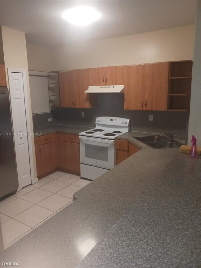 Building Photo - 3 br, 2.5 bath House - 924 SW 6th Ct # 0