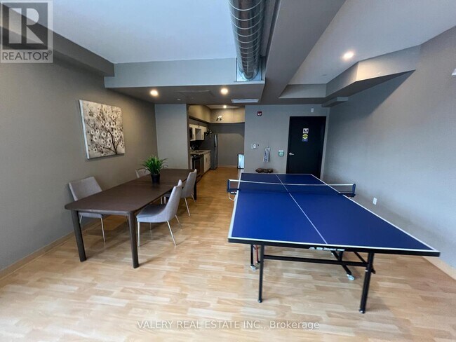 Photo du bâtiment - 690 King St W